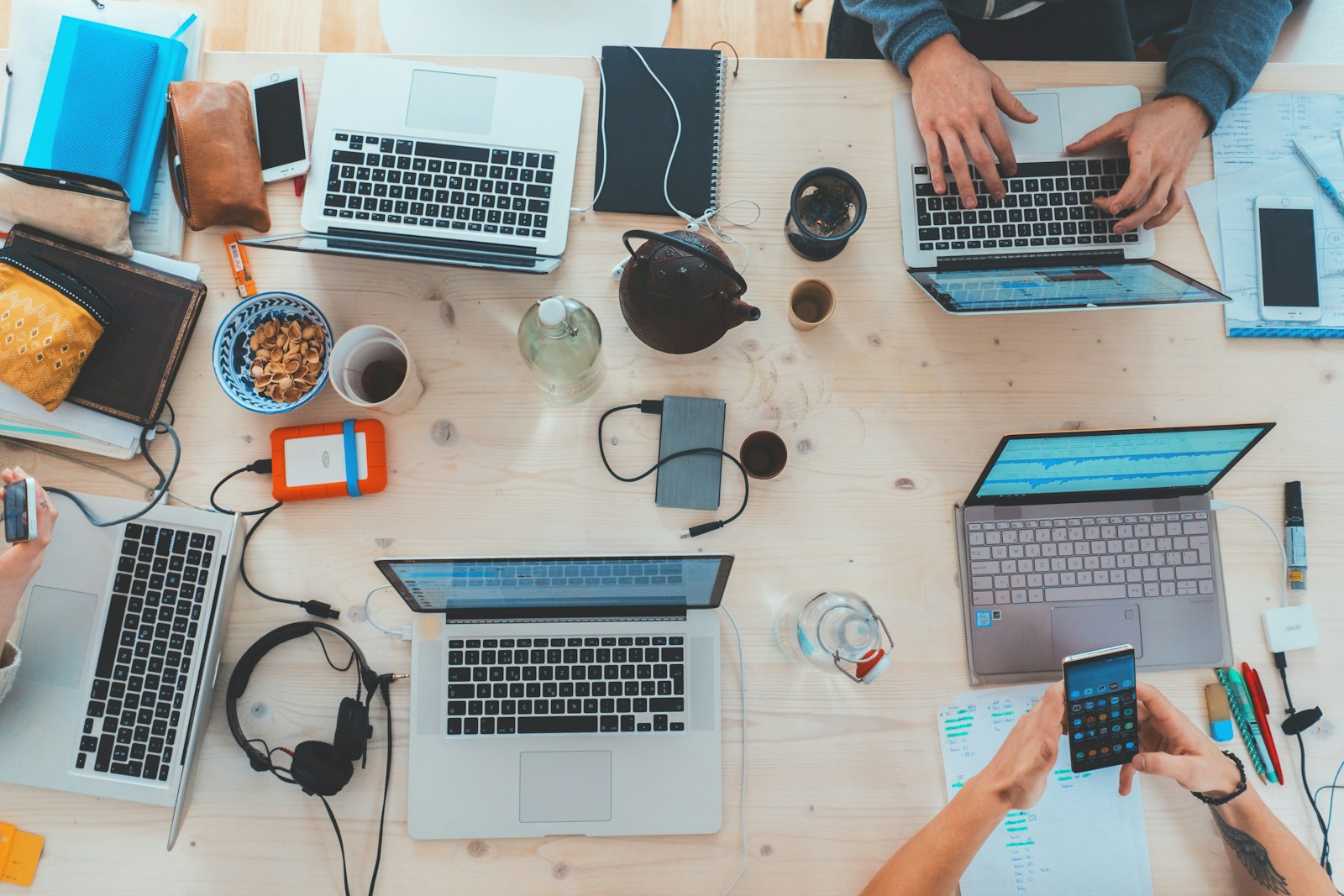 Consultores de ciberseguridad en oficina